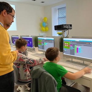 KIBERone уже в Саратове! - КИБЕРшкола программирования для детей, компьютерные курсы для школьников, начинающих и подростков - KIBERone г. Нягань